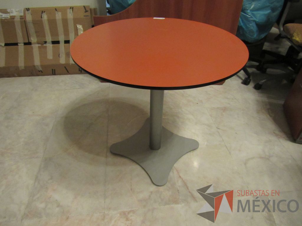 Lote 099 - Mesa de trabajo circular con base metálica y cubierta color naranja