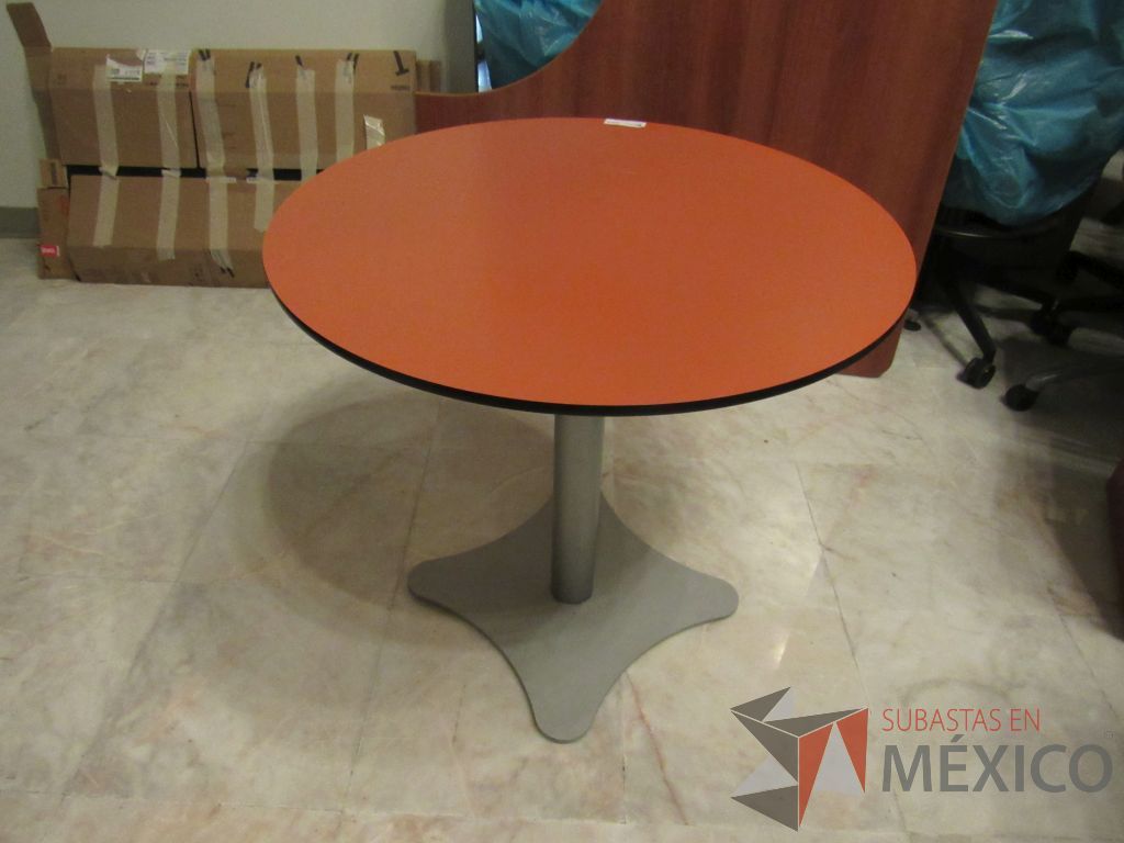 Lote 099 - Mesa de trabajo circular con base metálica y cubierta color naranja - Imagen 6