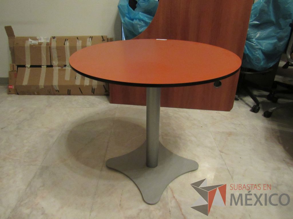 Lote 099 - Mesa de trabajo circular con base metálica y cubierta color naranja - Imagen 7