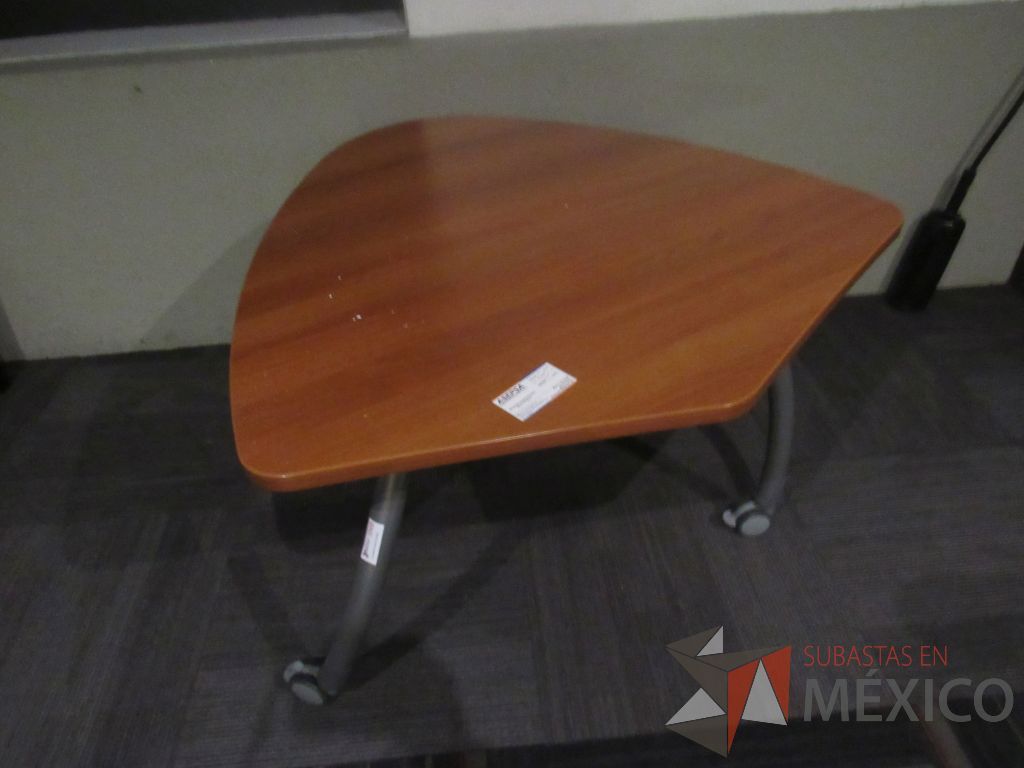 Lote 027 - Mesa de trabajo con 3 patas metálicas, ruedas, y cubierta color café