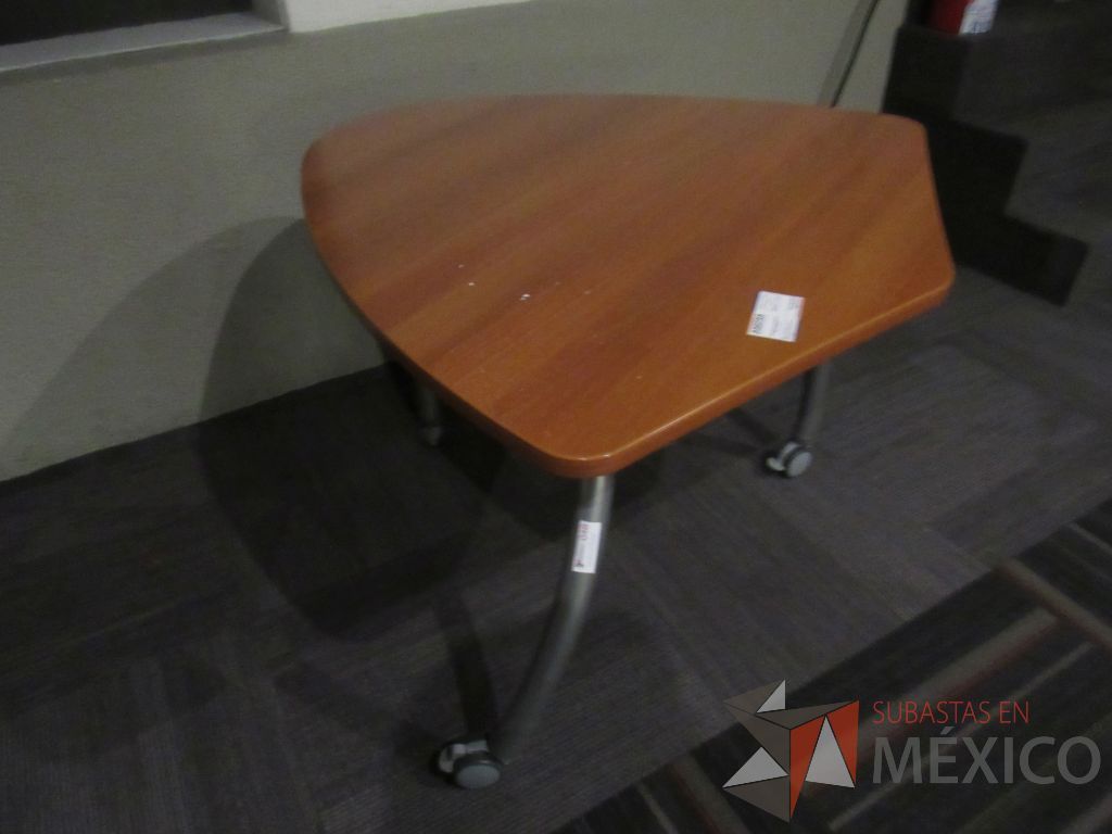 Lote 027 - Mesa de trabajo con 3 patas metálicas, ruedas, y cubierta color café - Imagen 6