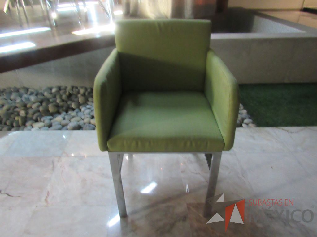 Lote 087 - Silla con 4 patas metálicas, asiento y respaldo en tela color verde