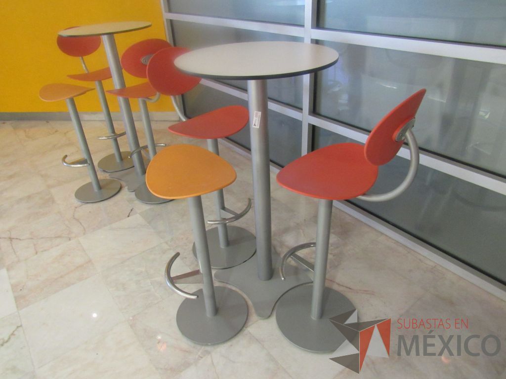Lote 106c - Mesa alta circular con base metálica y cubierta color blanco