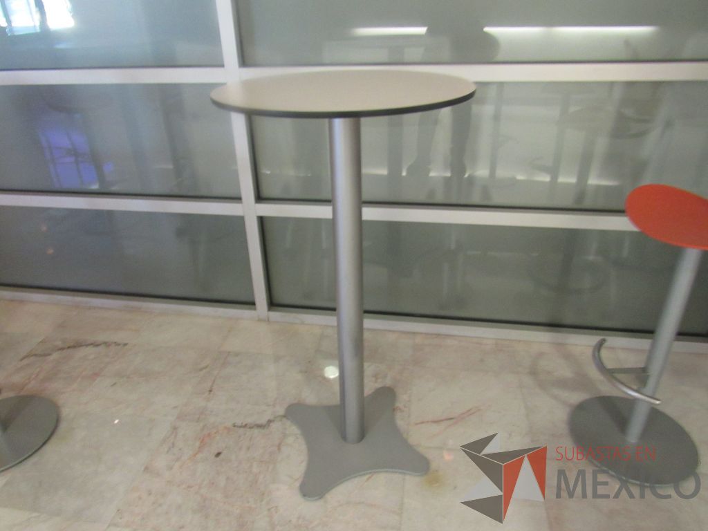 Lote 106c - Mesa alta circular con base metálica y cubierta color blanco - Imagen 4