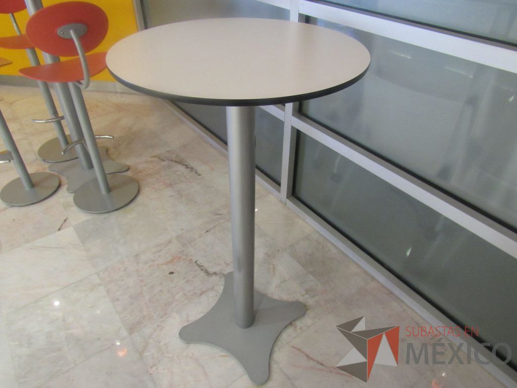 Lote 106c - Mesa alta circular con base metálica y cubierta color blanco - Imagen 5