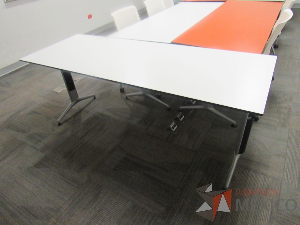 Lote 107a - Mesa de trabajo con base metálica y cubierta color blanco - Imagen 2