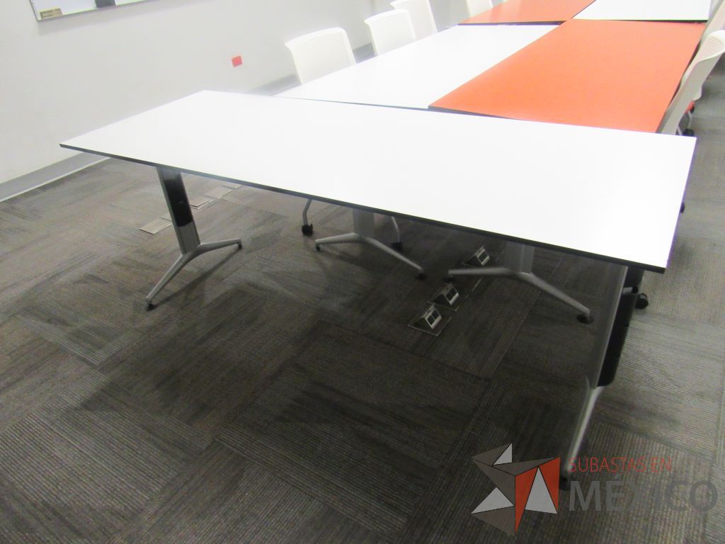 Lote 107a - Mesa de trabajo con base metálica y cubierta color blanco - Imagen 3