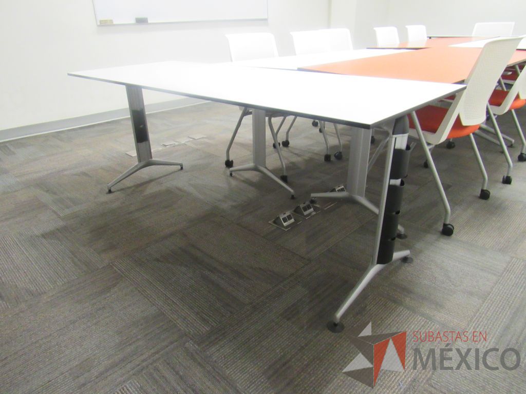 Lote 107a - Mesa de trabajo con base metálica y cubierta color blanco - Imagen 4