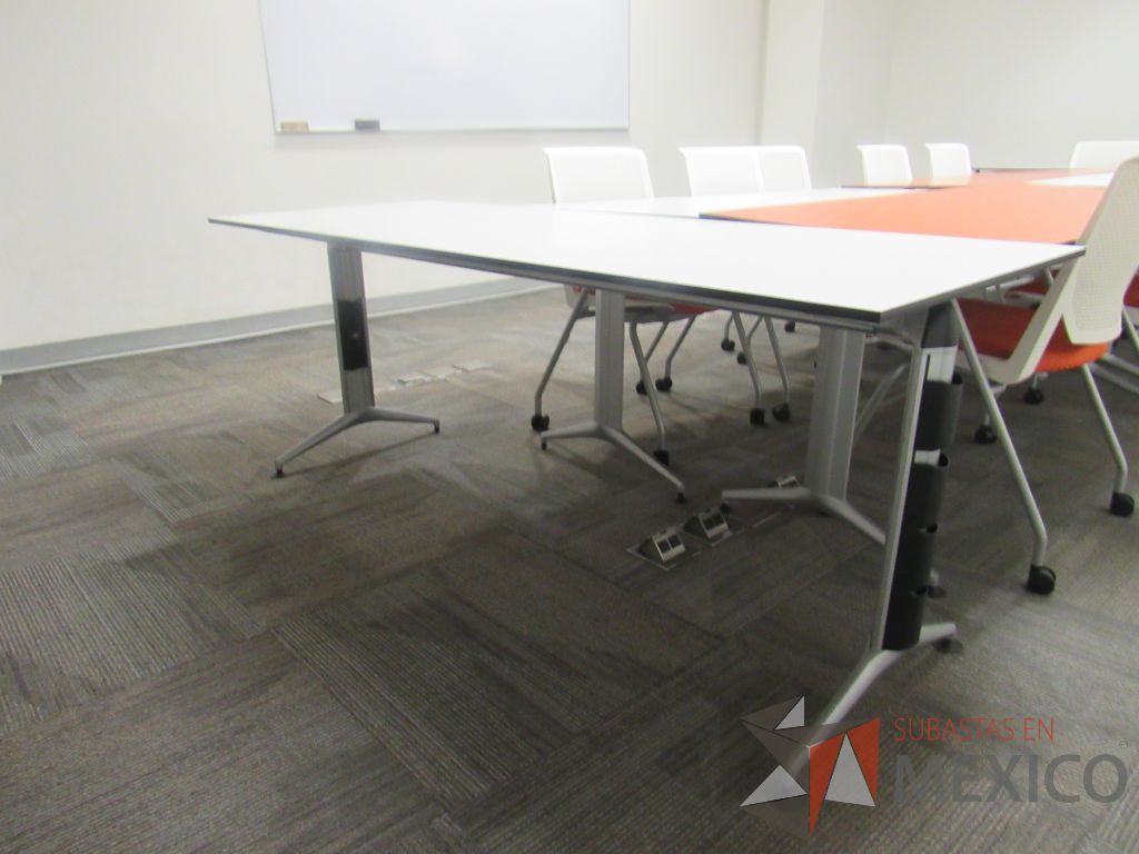 Lote 107a - Mesa de trabajo con base metálica y cubierta color blanco - Imagen 5