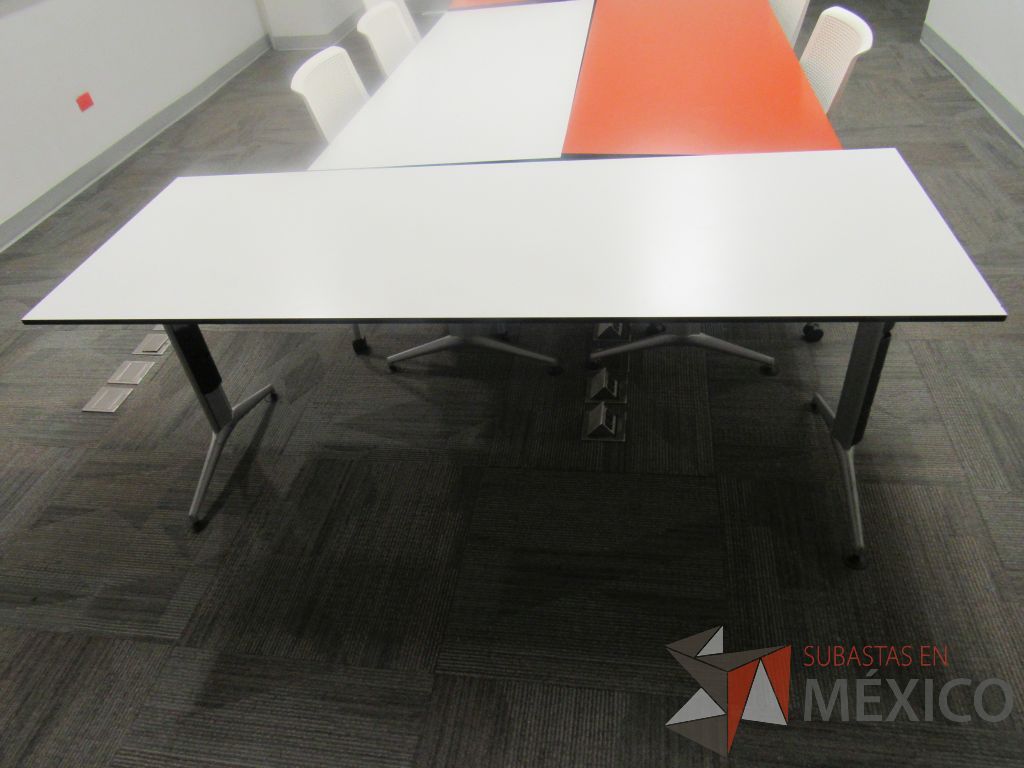 Lote 107a - Mesa de trabajo con base metálica y cubierta color blanco