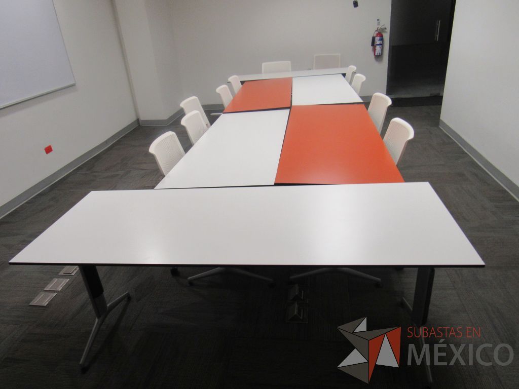 Lote 107a - Mesa de trabajo con base metálica y cubierta color blanco - Imagen 6