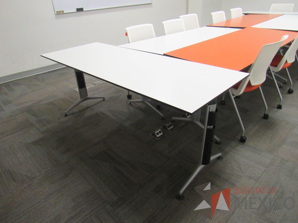 Lote 327a - Mesa de trabajo con base metálica y cubierta color naranja - Imagen 10