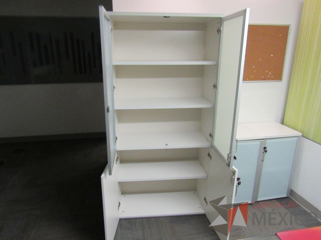 Lote 194a - Gabinete alto con 2 puertas color blanco, 2 puertas de mica y 5 entrepaños - Imagen 2