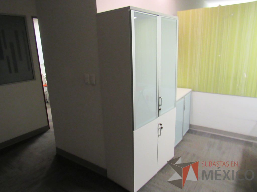 Lote 246 - 2 Gabinetes altos con 2 puertas color blanco - Imagen 3