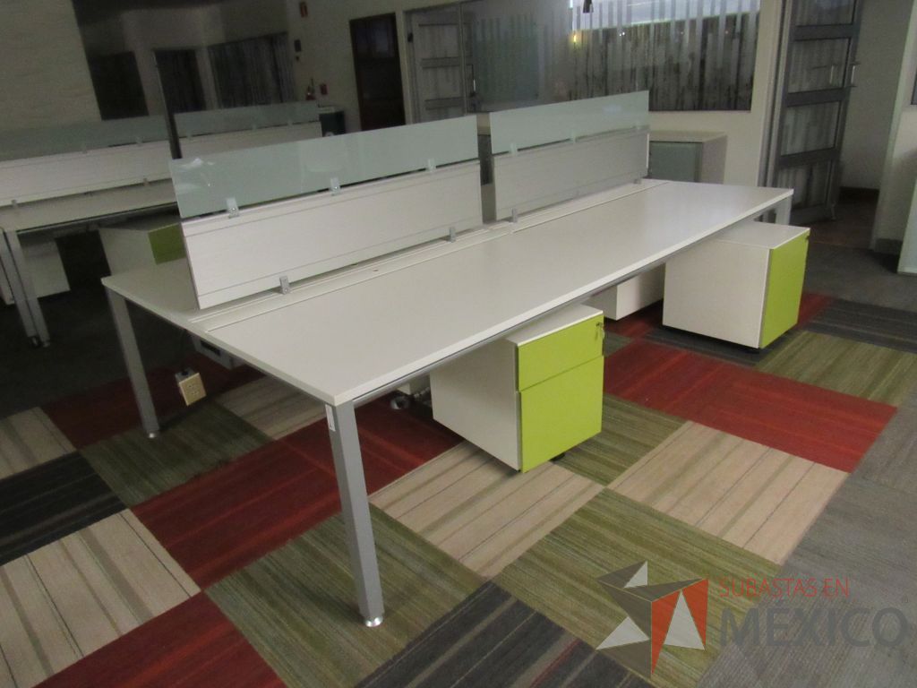 Lote 009 - Estación de trabajo para 4 personas con mampara baja, cubierta color blanco y 4 archiveros verticales de 2 cajones con tapas color verde - Imagen 5