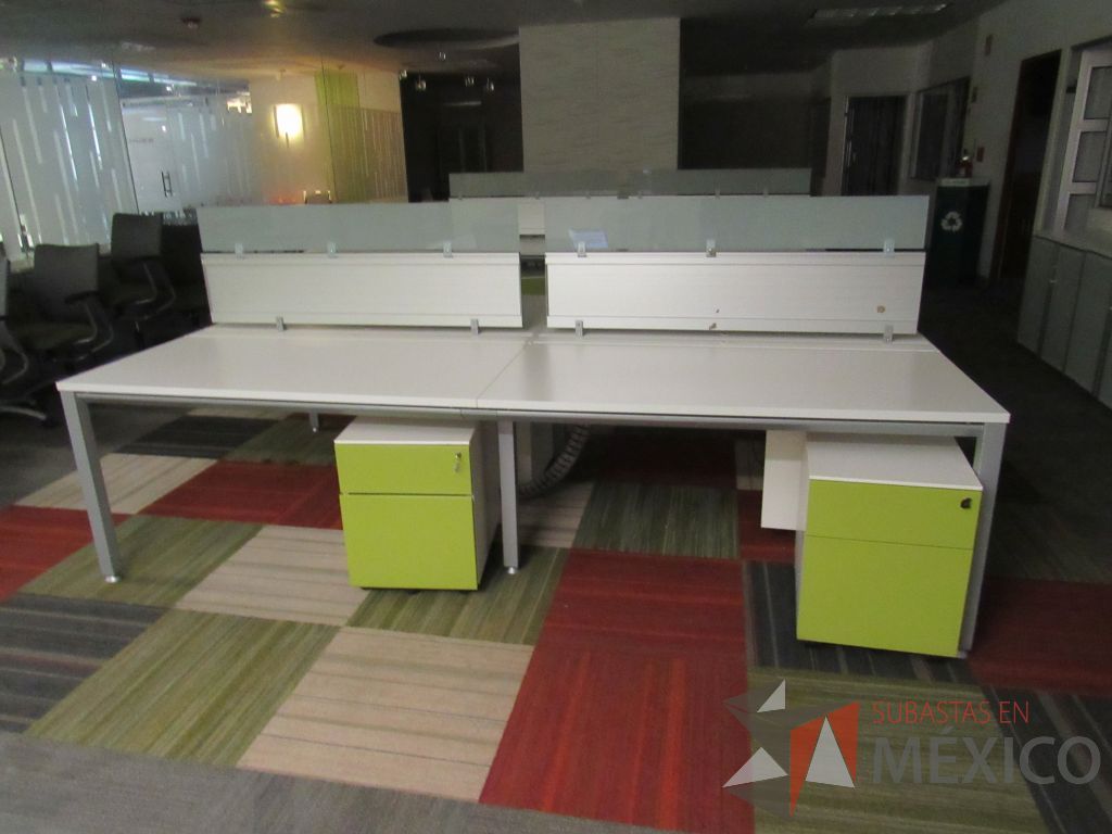 Lote 009 - Estación de trabajo para 4 personas con mampara baja, cubierta color blanco y 4 archiveros verticales de 2 cajones con tapas color verde - Imagen 3