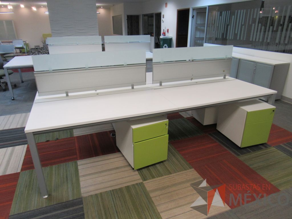 Lote 009 - Estación de trabajo para 4 personas con mampara baja, cubierta color blanco y 4 archiveros verticales de 2 cajones con tapas color verde - Imagen 9