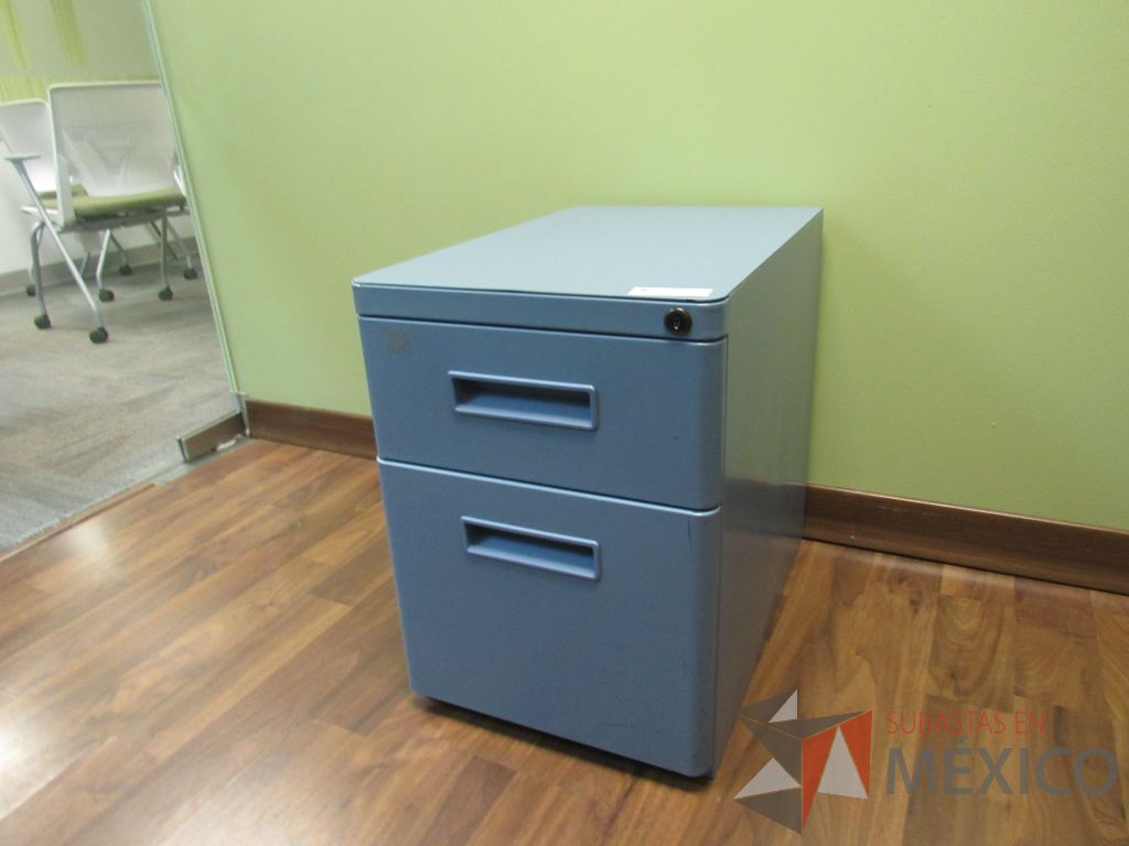 Lote 010 - Mesa de trabajo con base metálica y archivero metálico color azul - Imagen 2
