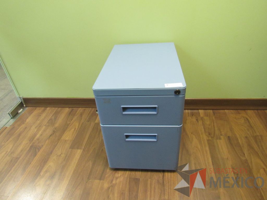 Lote 010 - Mesa de trabajo con base metálica y archivero metálico color azul - Imagen 6