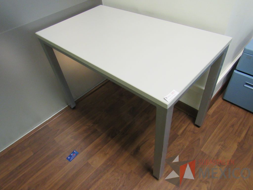 Lote 010 - Mesa de trabajo con base metálica y archivero metálico color azul