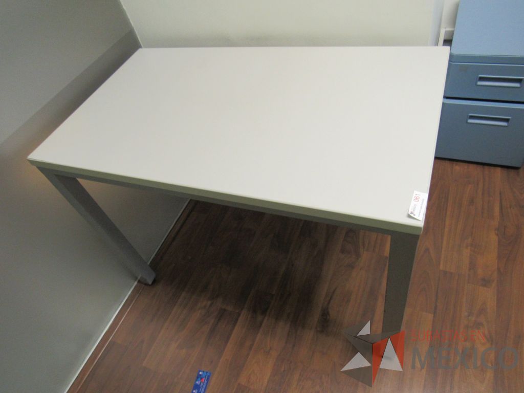 Lote 010 - Mesa de trabajo con base metálica y archivero metálico color azul - Imagen 5