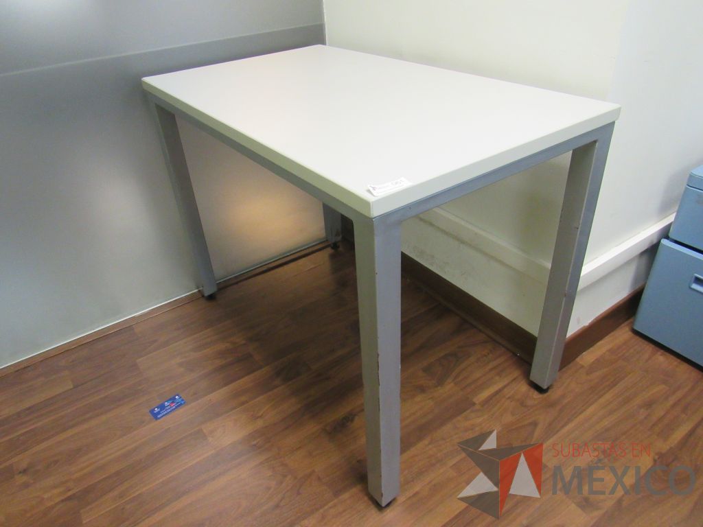 Lote 010 - Mesa de trabajo con base metálica y archivero metálico color azul - Imagen 9