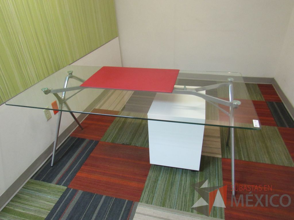 Lote 133 - 2 Escritorios rectangulares con base metálica - Imagen 2