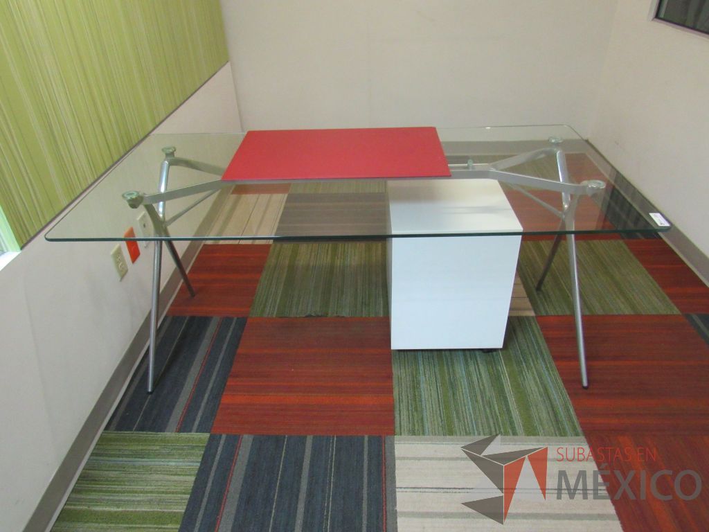 Lote 133 - 2 Escritorios rectangulares con base metálica