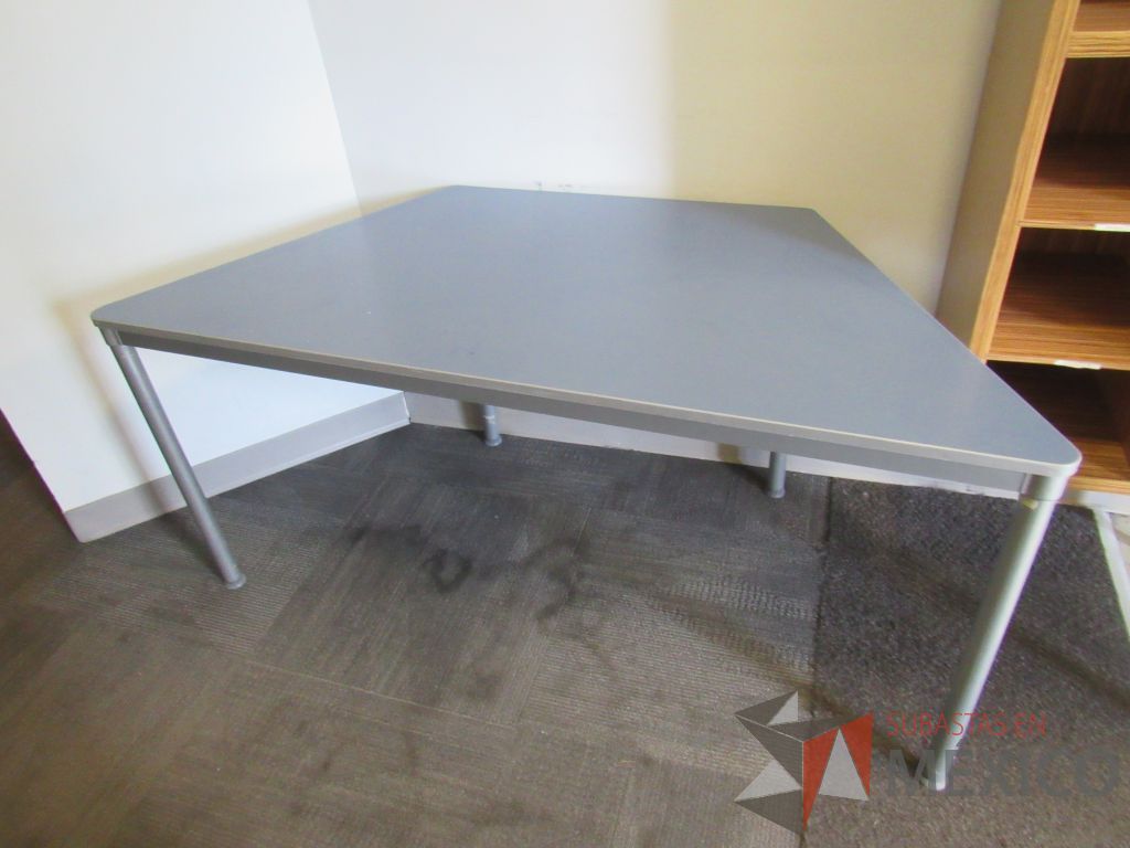 Lote 017 - Mesa de trabajo con 4 patas metálicas y cubierta color azul