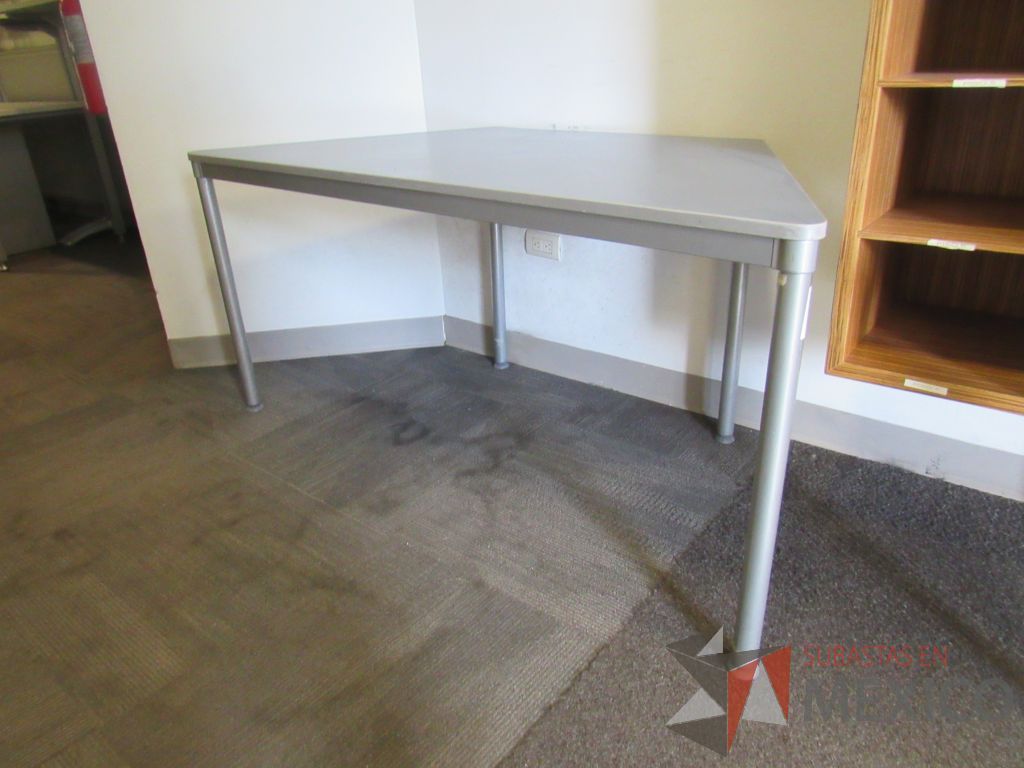 Lote 017 - Mesa de trabajo con 4 patas metálicas y cubierta color azul - Imagen 2