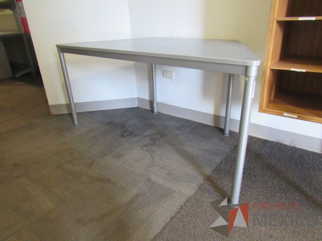 Lote 017 - Mesa de trabajo con 4 patas metálicas y cubierta color azul - Imagen 3