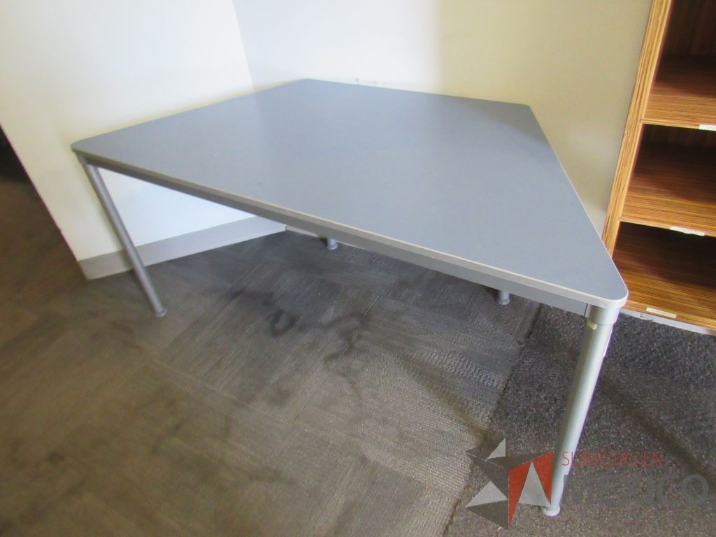 Lote 017 - Mesa de trabajo con 4 patas metálicas y cubierta color azul - Imagen 4