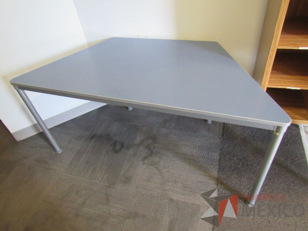 Lote 017 - Mesa de trabajo con 4 patas metálicas y cubierta color azul - Imagen 5