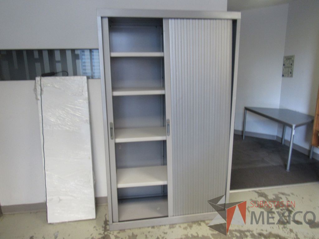 Lote 018 - Gabinete metálico alto con 2 puertas corredizas y 4 entrepaños
