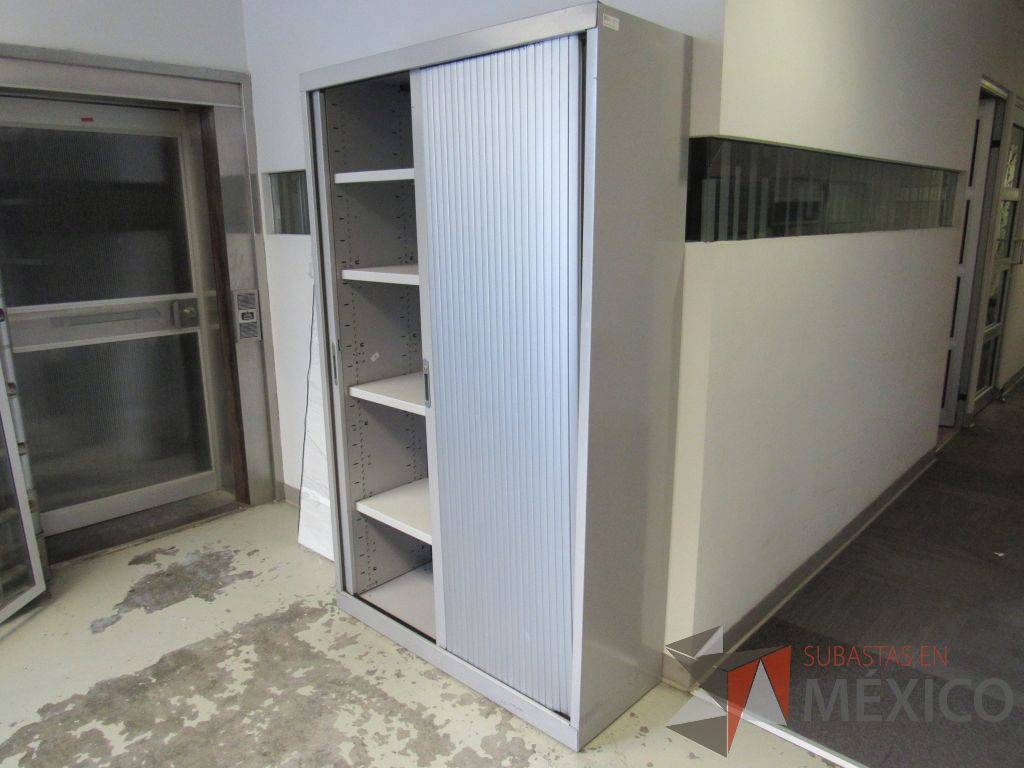 Lote 018 - Gabinete metálico alto con 2 puertas corredizas y 4 entrepaños - Imagen 2