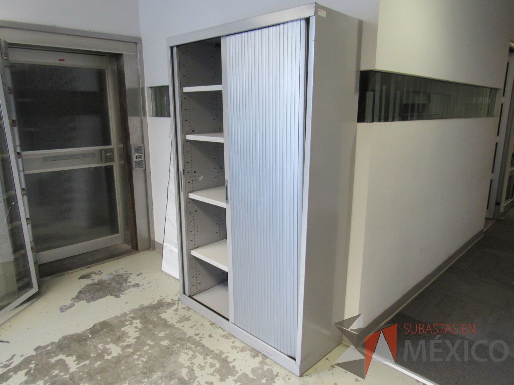 Lote 018 - Gabinete metálico alto con 2 puertas corredizas y 4 entrepaños - Imagen 3