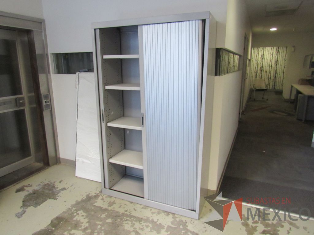 Lote 018 - Gabinete metálico alto con 2 puertas corredizas y 4 entrepaños - Imagen 4