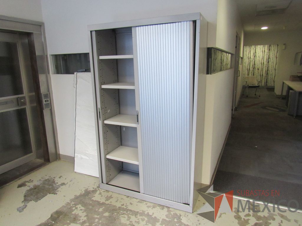 Lote 018 - Gabinete metálico alto con 2 puertas corredizas y 4 entrepaños - Imagen 5