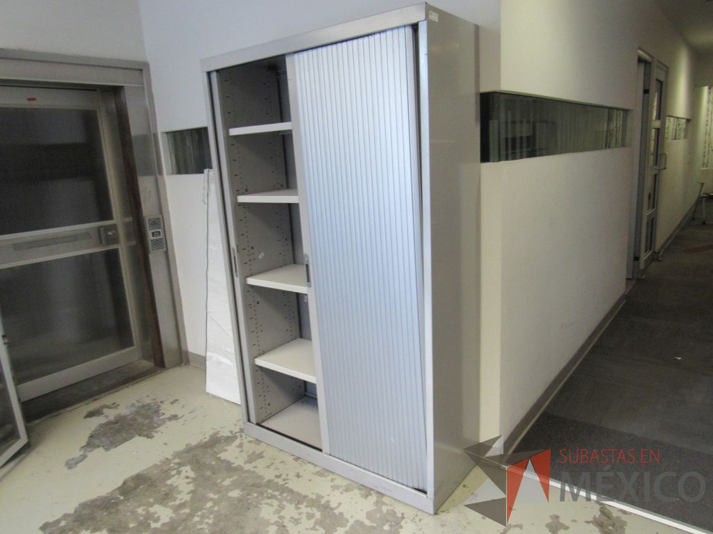 Lote 018 - Gabinete metálico alto con 2 puertas corredizas y 4 entrepaños - Imagen 6