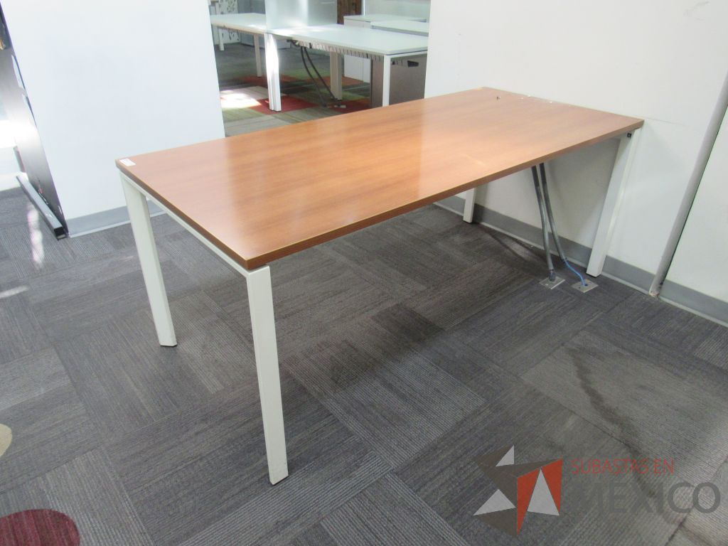 Lote 179 - Mesa de trabajo con base metálica color blanco y cubierta color café - Imagen 5