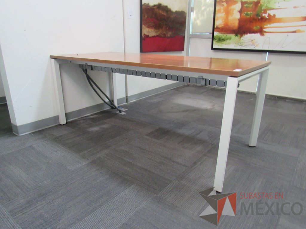 Lote 179 - Mesa de trabajo con base metálica color blanco y cubierta color café - Imagen 6