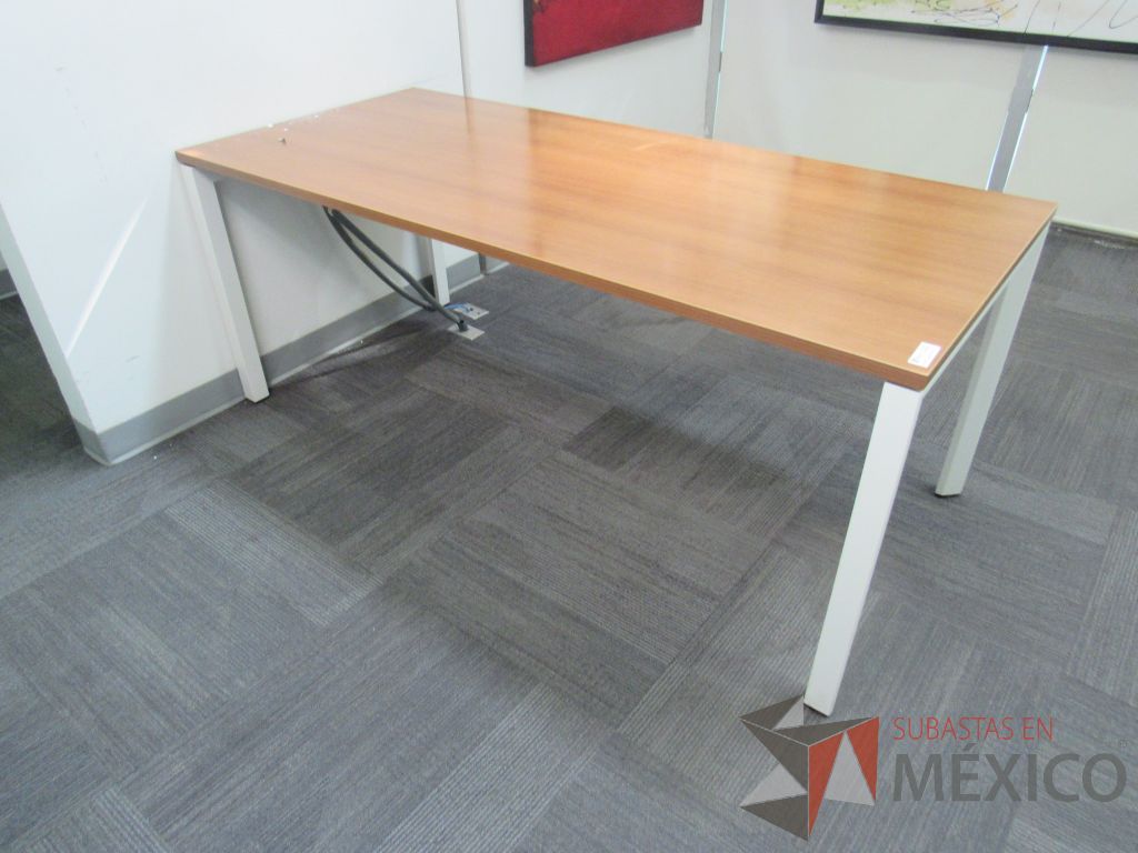 Lote 179 - Mesa de trabajo con base metálica color blanco y cubierta color café - Imagen 7