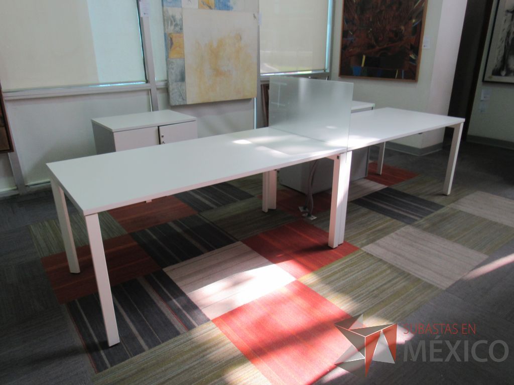 Lote 181 - Estación de trabajo para 2 personas con mampara de vidrio, base metálica y cubierta color blanco - Imagen 2