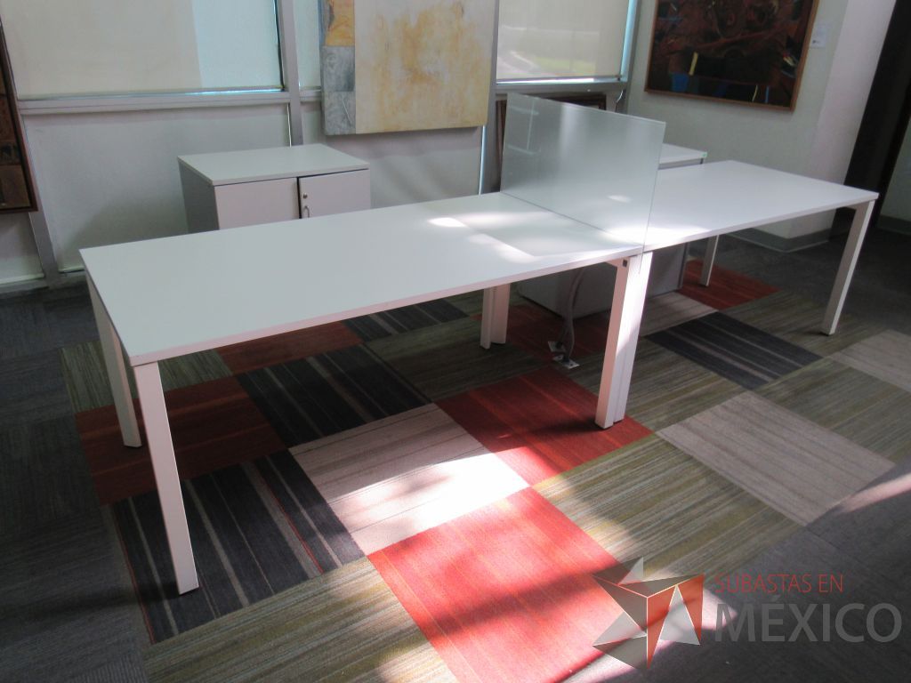 Lote 052 - Estación de trabajo para 2 personas con mampara de vidrio, base metálica y cubierta color blanco