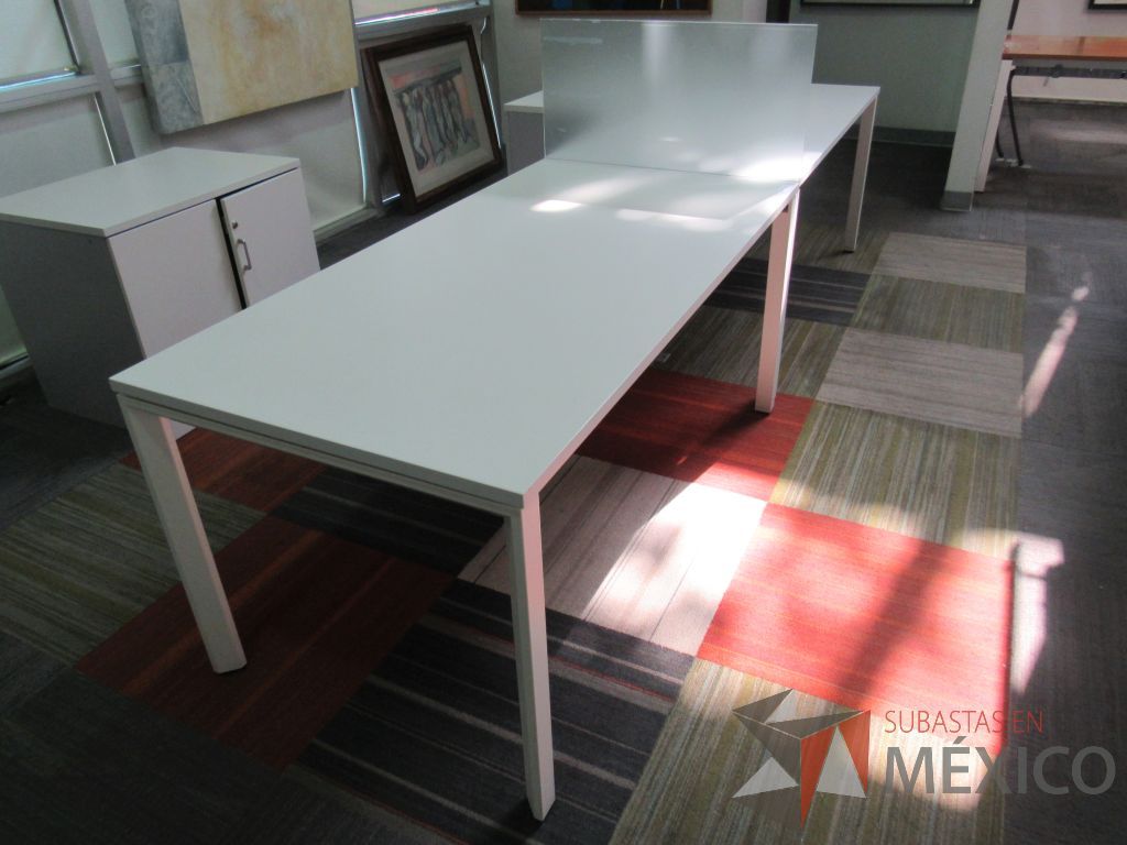 Lote 095 - Estación de trabajo para 2 personas con mampara de vidrio, base metálica y cubierta color blanco - Imagen 3