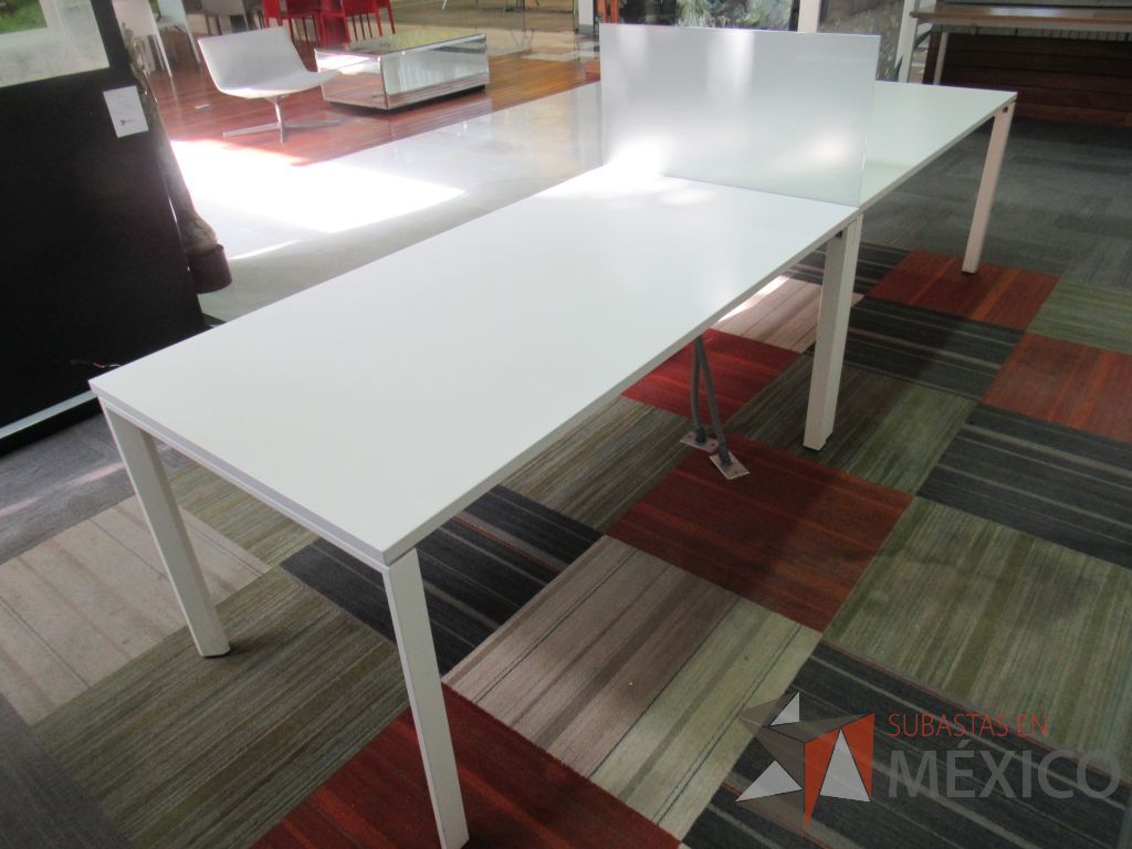 Lote 095 - Estación de trabajo para 2 personas con mampara de vidrio, base metálica y cubierta color blanco - Imagen 4