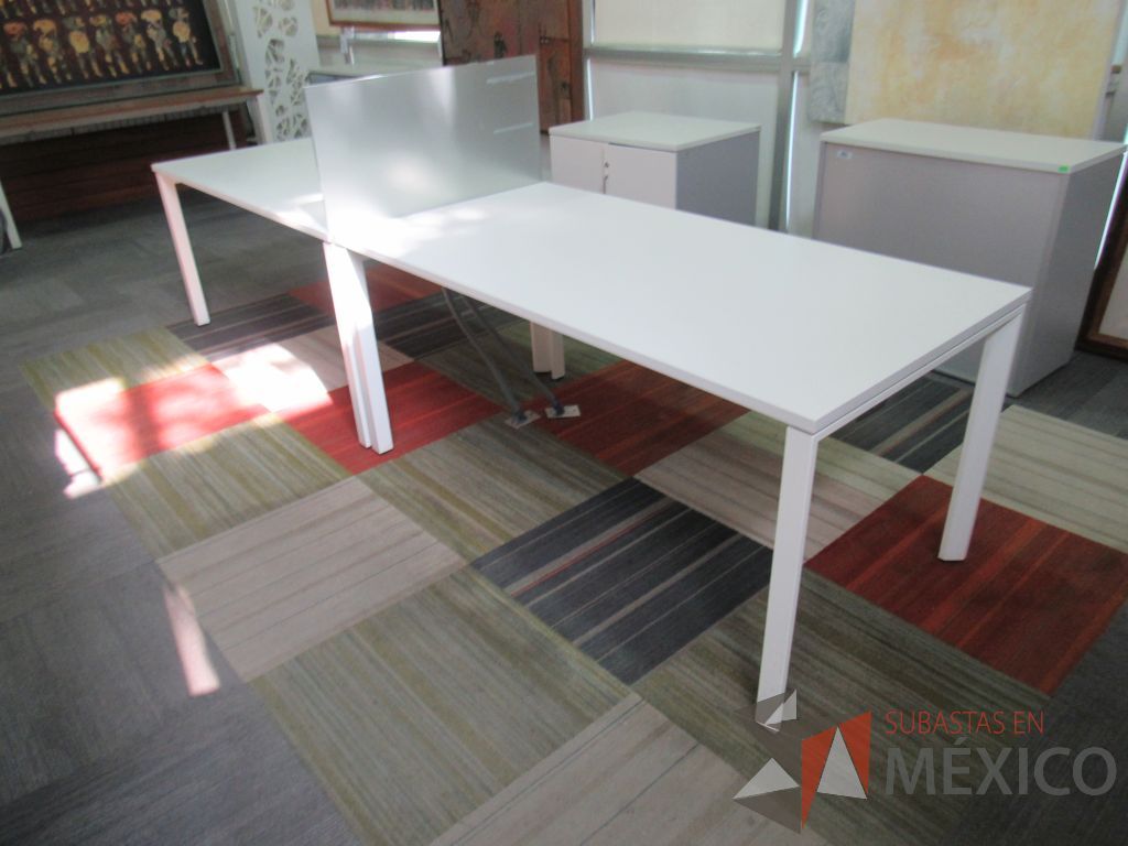 Lote 052 - Estación de trabajo para 2 personas con mampara de vidrio, base metálica y cubierta color blanco - Imagen 5