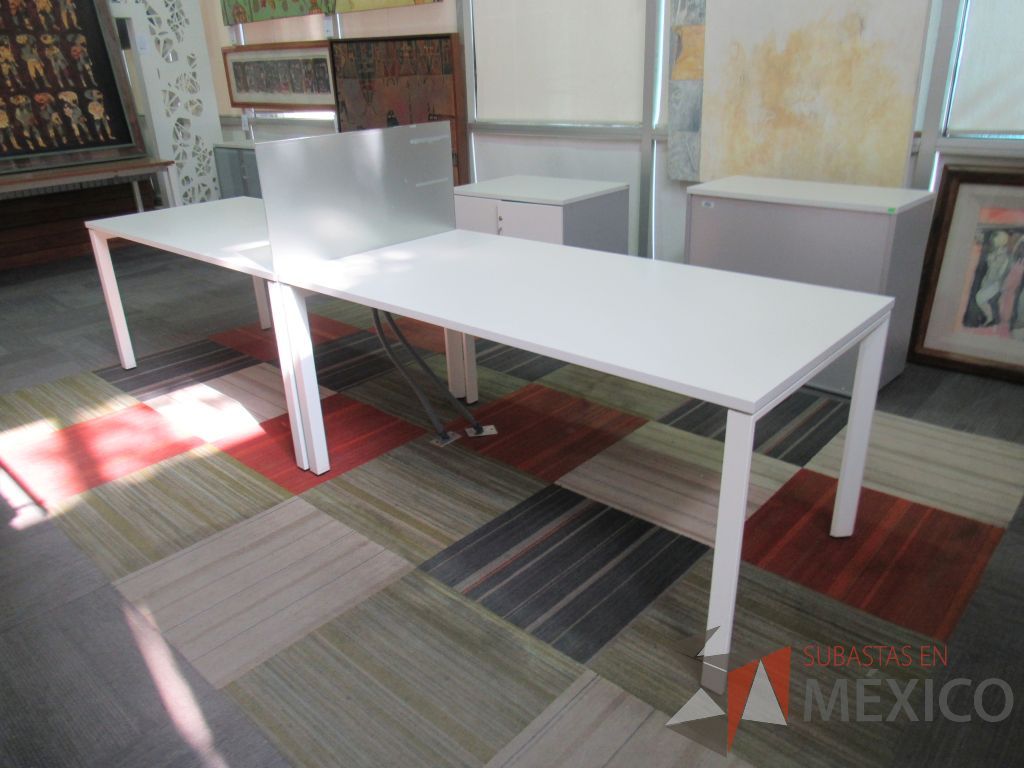 Lote 095 - Estación de trabajo para 2 personas con mampara de vidrio, base metálica y cubierta color blanco - Imagen 6