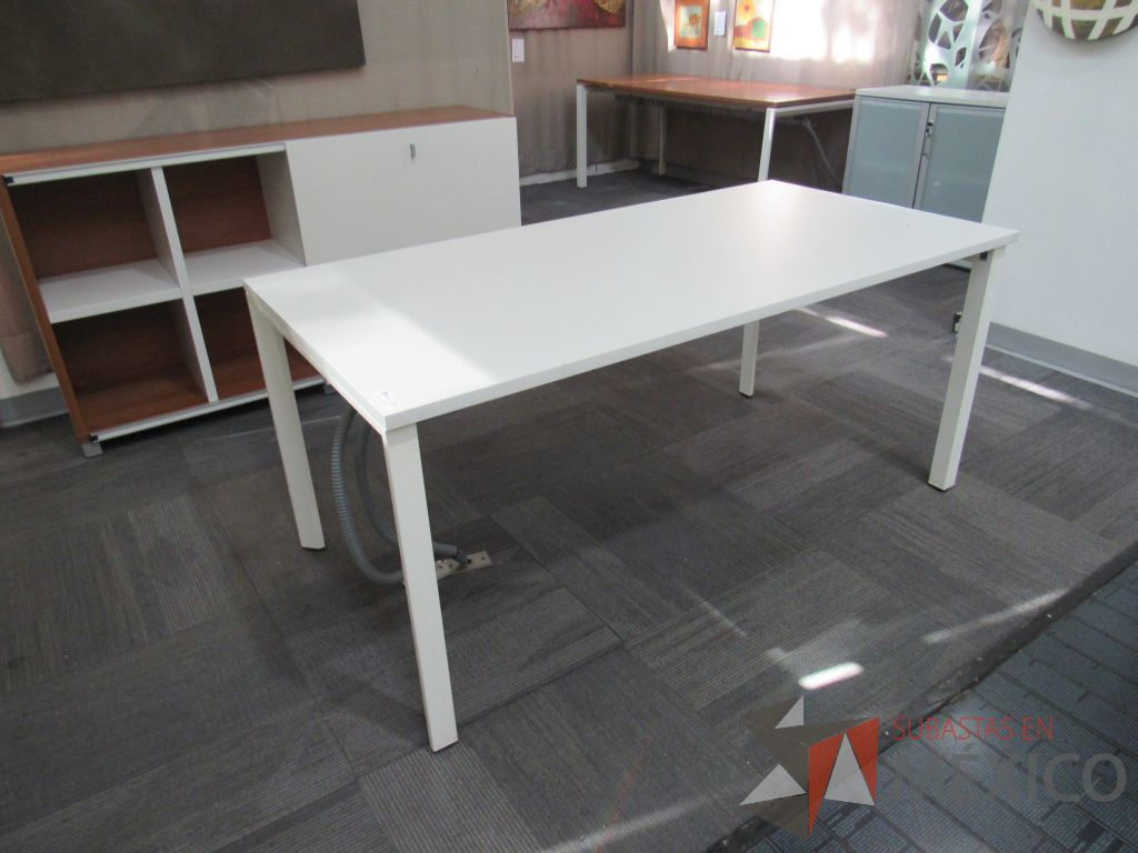 Lote 121 - Mesa de trabajo Base metálica color blanco y cubierta color blanco - Imagen 2