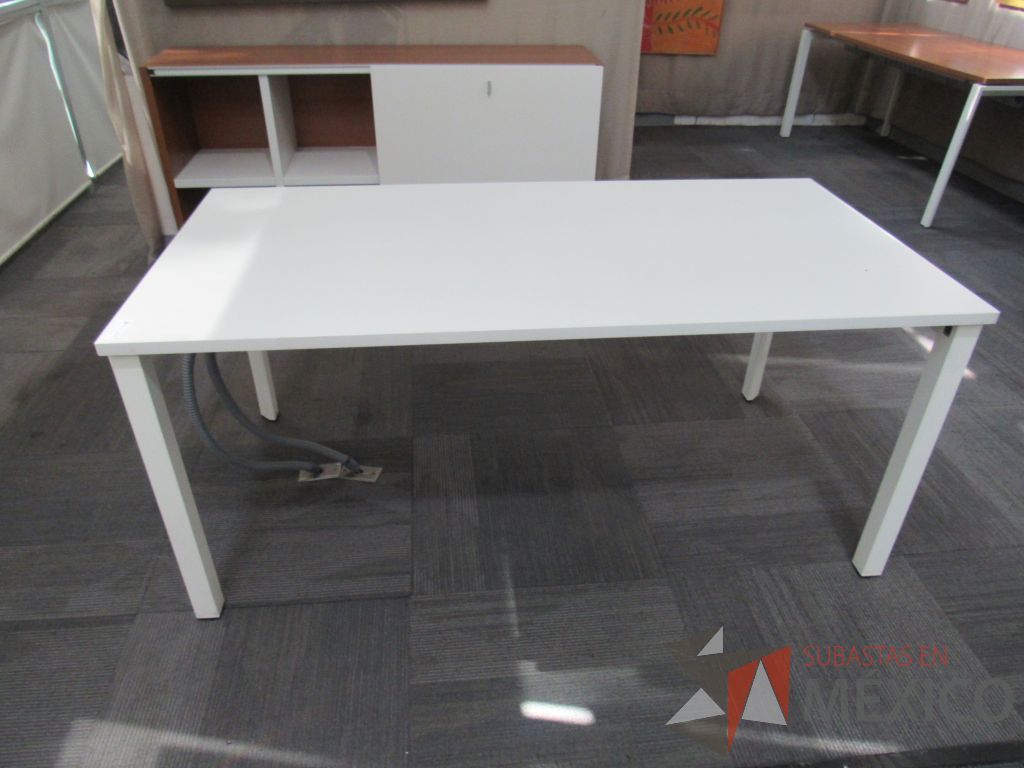 Lote 122 - Mesa de trabajo Base metálica color blanco y cubierta color blanco - Imagen 2